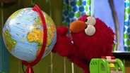 Elmo mit einem Globus. © NDR Foto: screenshot