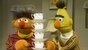Ernie und Bert stehen vor einem Stapel Tassen © NDR 
