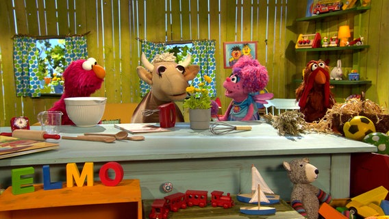 Elmo und Abby mit Kuh und Huhn im Spielehaus © NDR Foto: Screenshot