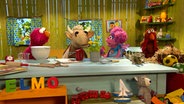 Elmo und Abby mit Kuh und Huhn im Spielehaus © NDR Foto: Screenshot