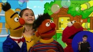 Bert, Ernie, Elmo und die Übersetzerin Christina Müller © NDR Foto: screenshot