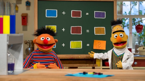 Ernie & Bert machen physikalische Experimente © NDR 