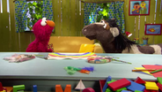 Elmo und Pferd reden über Farben. © NDR Sesamstraße 