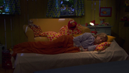 Julia übernachtet bei Elmo. © NDR Sesamstraße 