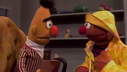 Bert und Ernie, der sich Regenkleidung angezogen © NDR/ sesame workshop Foto: screenshot
