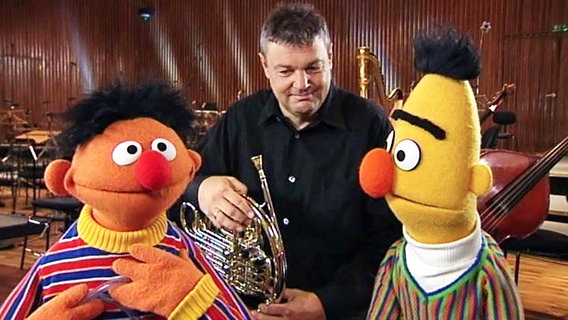 Ernie und Bert zu Gast bei Theo von der NDR Radiophilharmonie © NDR 