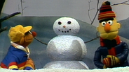 Ernie und Bert gucken einen Schneemann an © NDR / Sesame Workshop 