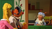Ernie als Pechmarie und Bert als schöne Goldmarie bei Frau Holle © NDR Foto: Thorsten Jander