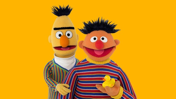 Ernie (r.) und Bert (l.) © NDR/Sesame Workshop Foto: Thorsten Jander