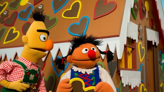 Ernie (r.) und Bert (l.) als Hänsel und Gretel © NDR/Sesame Workshop Foto: NDR