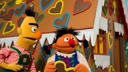 Ernie (r.) und Bert (l.) als Hänsel und Gretel © NDR/Sesame Workshop Foto: NDR