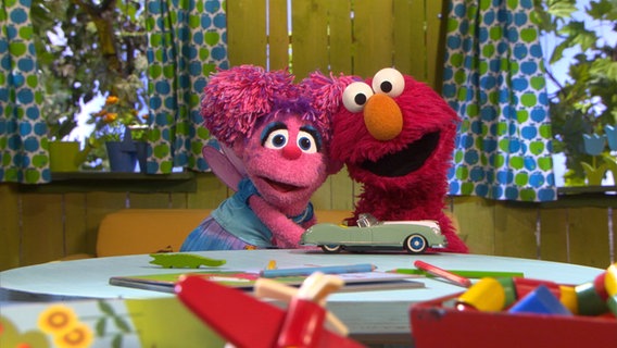 Abby und Elmo im Spielehaus. © NDR Foto: screenshot