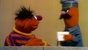 Ernie spricht mit einem Postboten © NDR/Studio Hamburg 