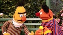 Ernie und Bert reden über Quietscheentchen.  